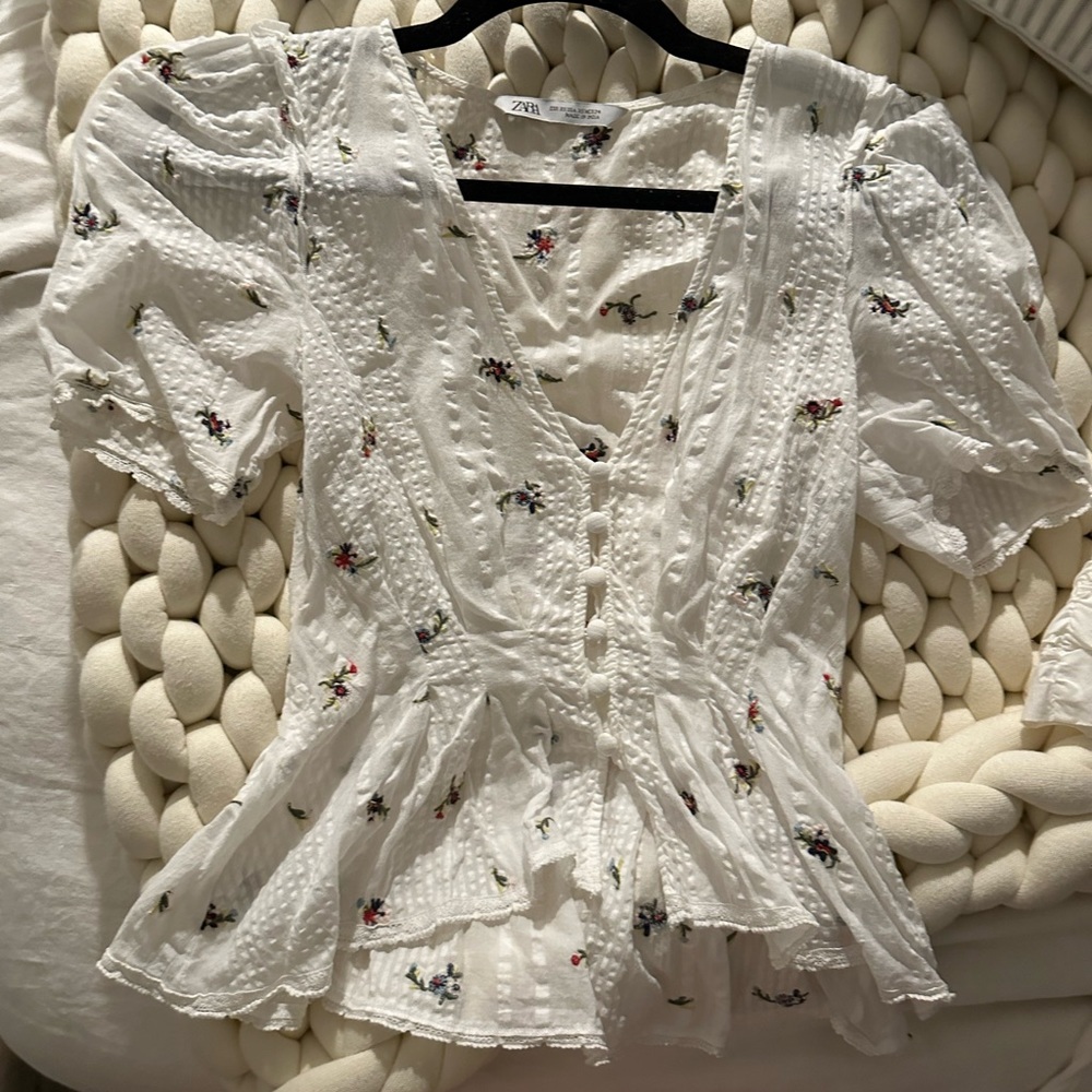 Zara floral peasant blouse. Size XS.